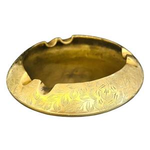 Cendrier vintage en laiton massif, gravé à la main, motif floral, rond, décoration de table, accessoire de fumeur traditionnel en métal, en vente - Product Image 2