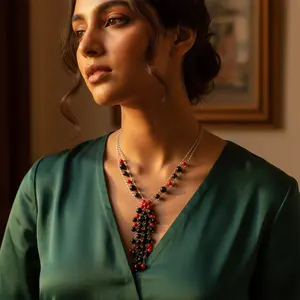 Collier de mode pour femme avec pendentif en perles argentées, chaîne en alliage plaqué or, pierre principale en diamant, pour les fêtes, les mariages, les cadeaux - Product Image 2