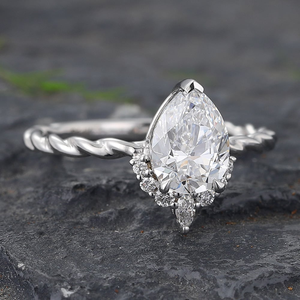 แหวนหมั้นเพชรทรงลูกแพร์ 1 กะรัต เพชรเลี้ยงในห้องปฏิบัติการ สามเม็ด ความใส VS สี EF รับรองโดย IGI ทองคำแท้ 14k ชุบโรเดียม - Product Image 3