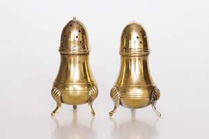 Juego de Salero y Pimentero de Latón Grabado Clásico con Cuerpo Decorativo y Bordes Redondeados Diseñado para un Estilo de Mesa Artístico - Product Image 6