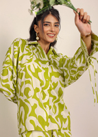 Ensemble coordonné en coton vert et blanc à imprimé abstrait : chemise à col et pantalon droit à manches longues
