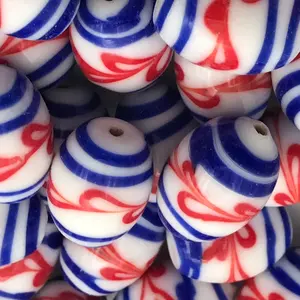 Cuentas de cristal de Murano indias de 18mm, blanco opaco ovalado con rayas azules y rojas para la fabricación de joyas - Product Image 1