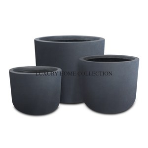 Jardinière en métal en fer forgé de qualité supérieure avec détails ornés Parfait pour ajouter du charme aux espaces de jardin à la maison - Product Image 1