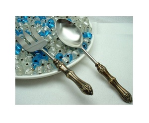 Ensemble de couverts au design unique et standard pour les hôtels et les tables à manger, service de nourriture au prix le plus bas avec des poignées en métal brun - Product Image 1