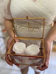 Elegante Caja de Regalo Cuadrada de Cristal con Diseño Dorado, Sofisticación Refinada, Almacenamiento de Joyería de Lujo Ecológico - Product Image 3