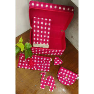 Caja de Regalo con Diseño de Fresas, Set de 5 Piezas - Set de Regalo Personalizado - Product Image 1