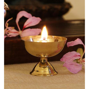 Venta al por mayor hogar decorativo Diya latón Akhand Diya para Pooja y Diwali decoración mesa de latón Diya en precio atractivo - Product Image 3