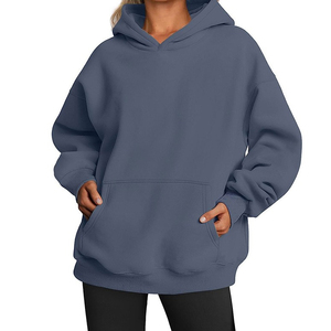Sweat à capuche oversize pour femme Chill Luxe, en tissu polaire doux en coton, offrant un confort élégant, respirant et confortable, logo sur le devant - Product Image 3