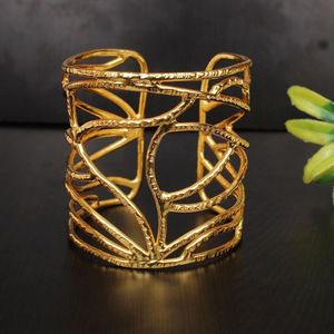 Bracelet manchette ouvert en or 2 pouces de large Bracelet plaqué or couleur or creux large - Product Image 6