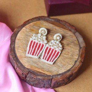 ต่างหูห้อยทรงถังป๊อปคอร์นประดับลูกปัดทำมือ น่ารัก สีแดง ขาว ทอง ลายทาง ประดับมุก ทันสมัยสำหรับผู้หญิง เครื่องประดับแฟชั่น - Product Image 2