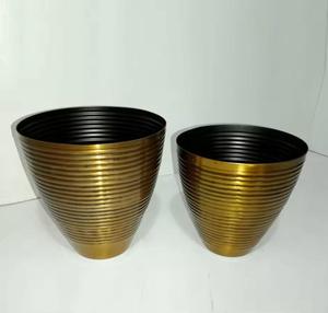 Ensemble de deux jardinières en métal antique fini en laiton populaires, fabriquées en fer, jardinières en fer modernes les plus vendues - Product Image 1