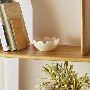 Bol décoratif en forme de fleur en résine blanche Pièce maîtresse élégante pour salon Table à manger service de fruits ou utilisation de décor de mariage - Product Image 4