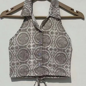 เสื้อครอปดีไซน์แบบลำลองของผู้หญิงสายรัดเส้นก๋วยเตี๋ยวปักลายดอกไม้สีขาวเทาระบายอากาศได้ดีมีสายคล้องคอ - Product Image 1