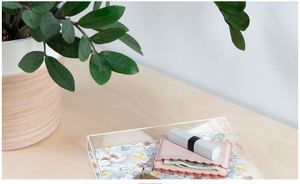 Plateau de service en acrylique avec design unique en verre léger, parfait pour le service d'eau et les événements imprimés sur mesure - Product Image 3