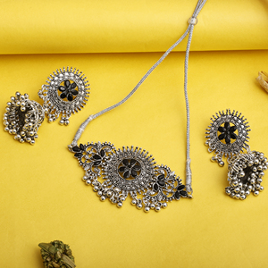 Conjunto de Joyería de Moda GS con Flor Redonda Negra en el Centro, Gargantilla Elegante con Diseño Estilizado - Product Image 1