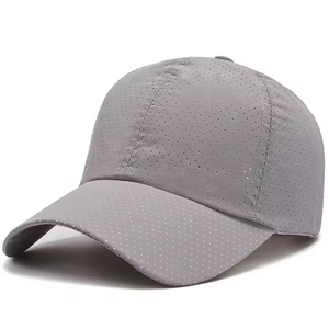 Casquette de baseball en coton de tous les jours avec bord pré-incurvé et ajustement réglable pour un confort toute la journée dans des environnements décontractés et extérieurs - Product Image 5