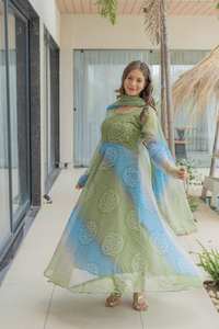 Vesta Exports Designer de luxe Dhoti Costume fait à la main décontracté de haute qualité Vêtements Automne Doublure en soie Fil-Paillettes Broderie Dentelle - Product Image 4