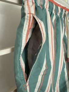 Shorts de bain OEM pour hommes en sergé rayé 100 % polyester respirant, séchage rapide, anti-plis, taille mi-haute vintage avec cordon de serrage - Product Image 5