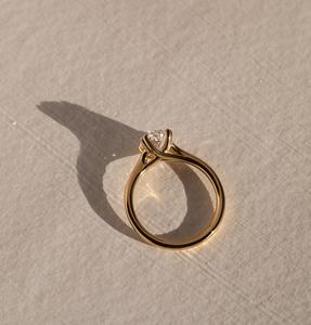 Anillo de compromiso de diamante de moissanita de corte ovalado de 6x8mm | Anillo de plata chapado en oro solitario clásico de 18 quilates | Boda nupcial minimalista - Product Image 2
