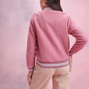 Chaqueta Universitaria de Cuero Personalizable para Mujer, de Alta Calidad, al por Mayor, Mangas Largas, Diseño de Punto Transpirable, Prenda de Algodón para Invierno - Product Image 2