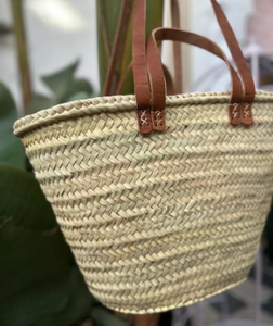 Sac en paille tissé à la main avec des accents en cuir panier de marché français, fourre-tout d'épicerie écologique, sac de marché français élégant - Product Image 2