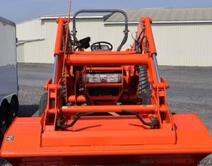 2003 pour tracteur agricole Kubota 4x4 Fiabilité intemporelle et performances éprouvées avec composants de base Pompe et moteur - Product Image 1