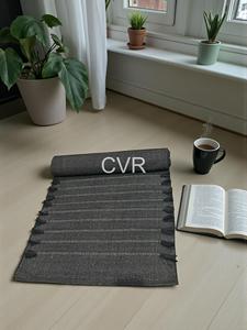 Tapis de yoga tissé carré noir imprimé en coton biologique avec dos antidérapant en caoutchouc, fait main, épais, style contemporain, pour la mise à la terre à domicile - Product Image 1