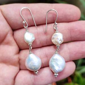 Pendientes Colgantes Hechos a Mano en Plata de Ley 925 con Perlas de Agua Dulce Auténticas en Forma de Bola, Regalo de Cumpleaños para Ella - Product Image 6