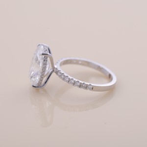 แหวนหมั้นและแต่งงานเพชรทรงรีเพาะเลี้ยงในห้องปฏิบัติการ ได้รับการรับรองจาก IGI พร้อมวงแหวนแบบซ่อน Halo ประดับเพชรในทองคำขาว/โรสโกลด์/ทองคำเหลือง 9K พร้อมแถบ Pavé - Product Image 3