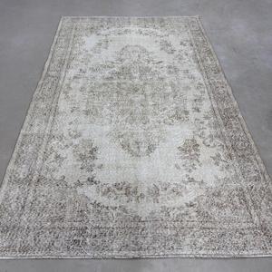 Tapis turc 5,6x9,2 pieds, gris et blanc, bordé de laine, tapis vintage - Product Image 1