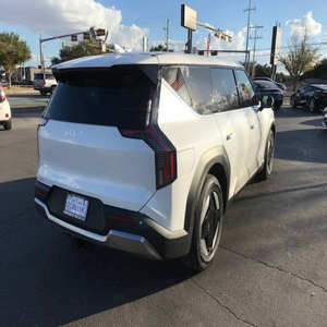 Kia EV9 2024 d'occasion en parfait état - Product Image 3