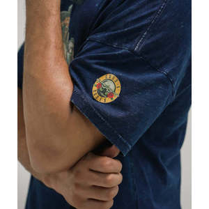 เสื้อยืดโอเวอร์ไซส์ลายปืนและดอกกุหลาบสำหรับผู้ชาย - Product Image 4