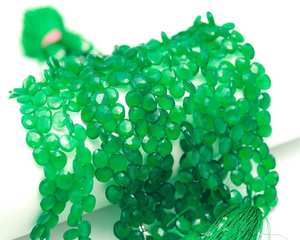 Cuentas facetadas de ónix verde en forma de corazón, cuentas sueltas de ónix verde natural en forma de briolette de 5 mm para colgantes de collar y fabricación de joyas. - Product Image 1