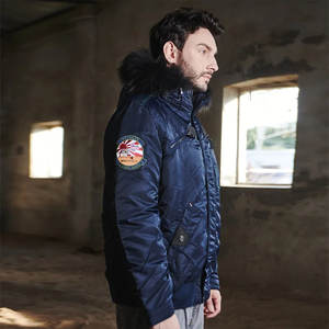 Veste d'hiver chaude et imperméable avec garniture en fourrure naturelle sur le capuche - Product Image 3