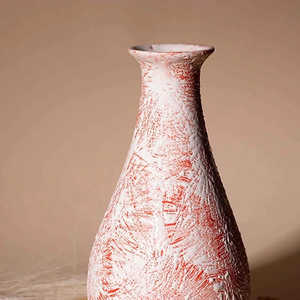 Vase à bouteille en céramique artisanale texturée rouge rustique pour table - Product Image 5