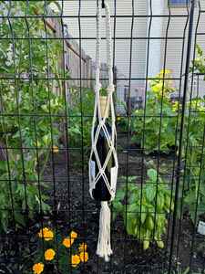 Soporte para botella de agua de macramé bohemio tejido a mano colgante para botella de vino para decoración de hogar y pared - Product Image 5