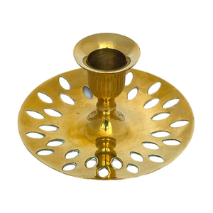 Magnifique bougeoir en laiton de conception antique, finition or antique, grand bougeoir pour fête à prix abordable - Product Image 1