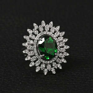Anillo de Diamantes en Racimo de Corte Oval Romántico para Hombre en Plata de Ley Chapada en Rodio - Product Image 2