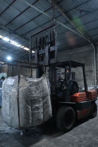 Faites l'expérience du fumage luxueux avec nos briquettes de charbon de bois Shisha et narguilé en coquille de noix de coco de qualité supérieure - Product Image 4