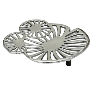 Trivet ดูเรียบง่ายและมีระดับด้วยการออกแบบใหม่ การออกแบบที่เป็นเอกลักษณ์ด้วยขี้เกียจโลหะชุบนิกเกิลขัดเงาสําหรับใช้ในบ้านและห้องครัว - Product Image 4