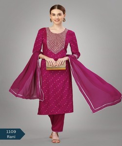 Vestidos paquistaníes elegantes para mujer Salwar Kameez Últimos diseños de invierno con tela de encaje y malla a medida para la última temporada - Product Image 2