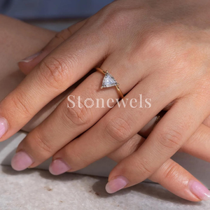 Bague de Fiançailles, d'Anniversaire, de Promesse ou Alliance en Or/Argent avec Moissanite Solitaire Taille Trillion 0,50 Carat, Style Religieux - Product Image 4