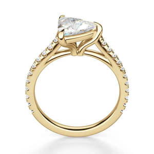 Anillo de compromiso de moissanita de 2.50 ct en oro amarillo con corte trillón, engaste de catedral de lujo y pavé para mujer - Product Image 3