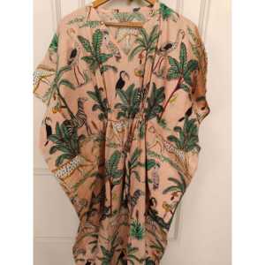 Vestido Casual Largo de Ganchillo Estilo Kaftán Rosa Melocotón Talla Única con Cintura Imperio, Tallas Grandes XS-6XL, 52 Pulgadas, Colección Jungle Joy - Product Image 4