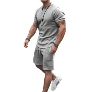 Ensemble de shorts d'été à impact élevé pour hommes, fabriqué sur mesure avec fermeture à la taille élastique de conception OEM, t-shirt short lavable à motif solide - Product Image 1