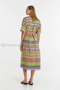 ชุดเดรสสั้นพิมพ์ลาย ปิดปุ่มคอ แขนสั้นหนึ่งแขนและแขนยาวหนึ่งแขนรวมเข็มขัดเหมือนผ้าที่สะโพก - Product Image 3