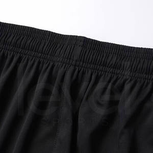 Juego de uniformes de fútbol con logotipo impreso personalizado con tela transpirable de poliéster 100% fabricada en Pakistán, opción al por mayor disponible - Product Image 5