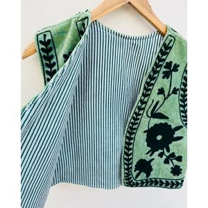Gilet unisexe vert en velours brodé floral, style vintage, ouvert sur le devant, sans manches, 100 % coton écologique, col en V, vêtement d'extérieur fait main - Product Image 4