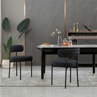 Ensemble de 2 chaises de salle à manger en bouclette noire, style mi-siècle, dossier incurvé, rembourrées, pieds en métal.