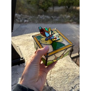 Élégante boîte à bijoux en métal coloré avec design papillon Organisateur de qualité supérieure pour bagues, boucles d'oreilles, bracelets et utilisation quotidienne - Product Image 2